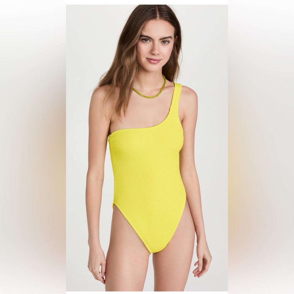 Good American
Always Fits One Shoulder One Piece